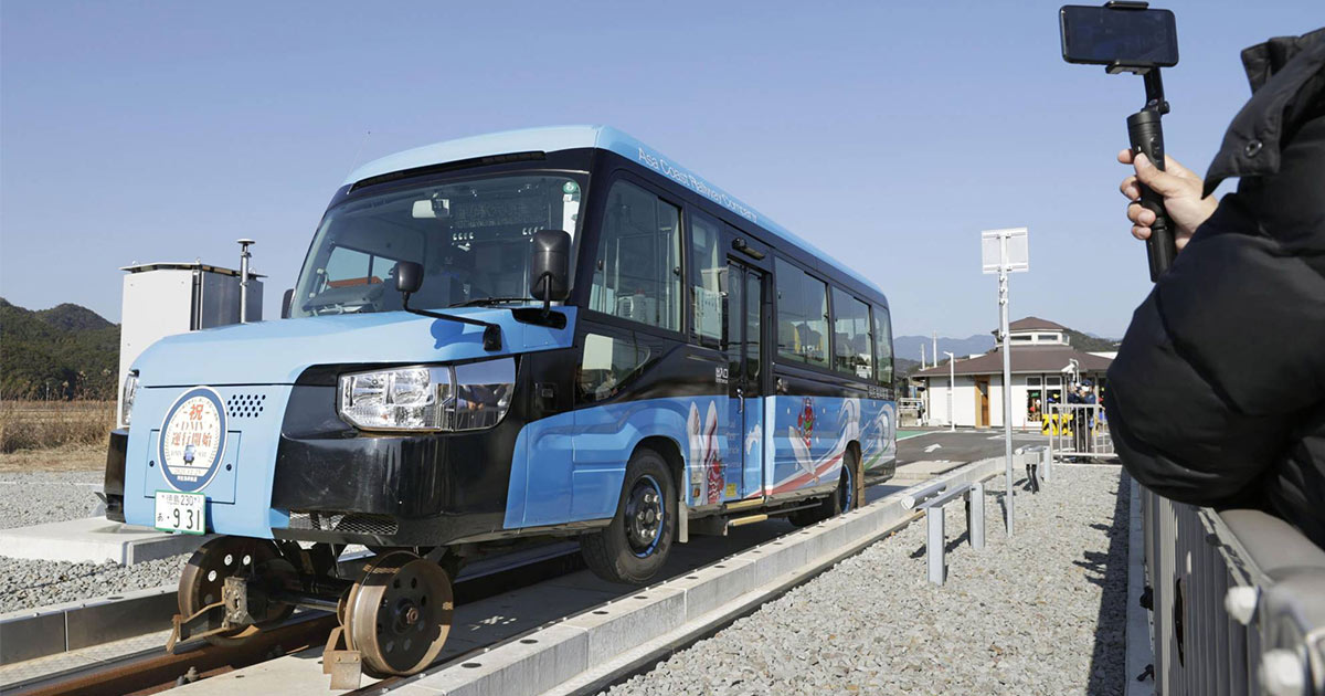 Bus or train? Dual-Mode Vehicle That Runs On Wheels And Tracks To Begin Operating in Japan